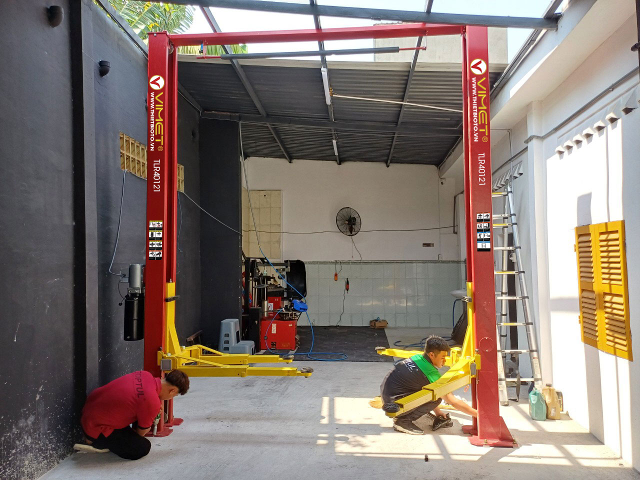 Cầu nâng 2 trụ cáp trên VIMET TLR40121